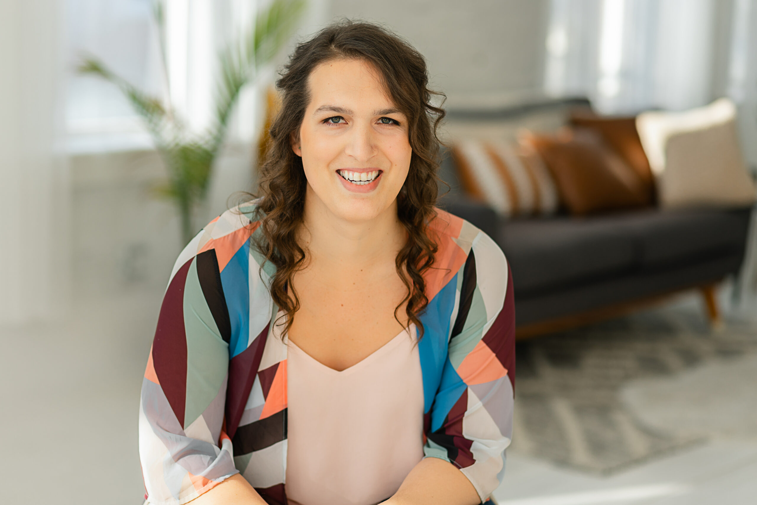 Samantha-Mathews-Cincinnati-DBT-therapist-LGBTQIA+-ADHD , Cincinnati DBT therapist, sits and poses for the camera