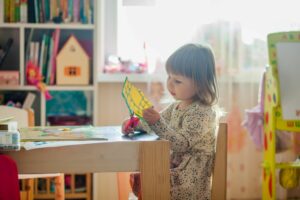 girl using scissors